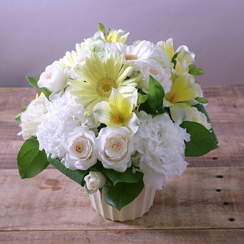 ３回忌・三回忌のお供え花。家族や友人の三回忌法要、実家に贈るお供え用のアレンジメント