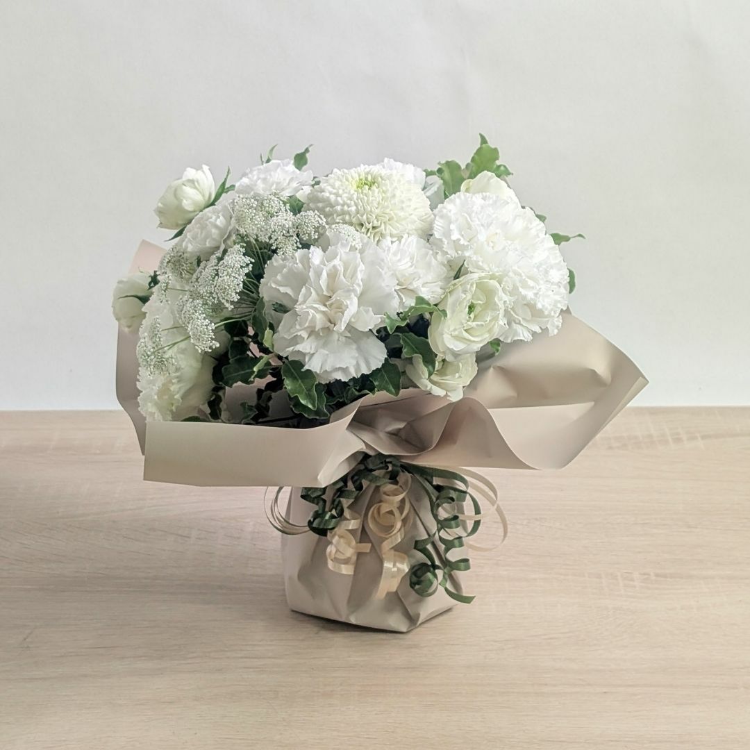 ３回忌・三回忌のお供え花。家族や友人の三回忌法要、実家に贈るお供え用のアレンジメント