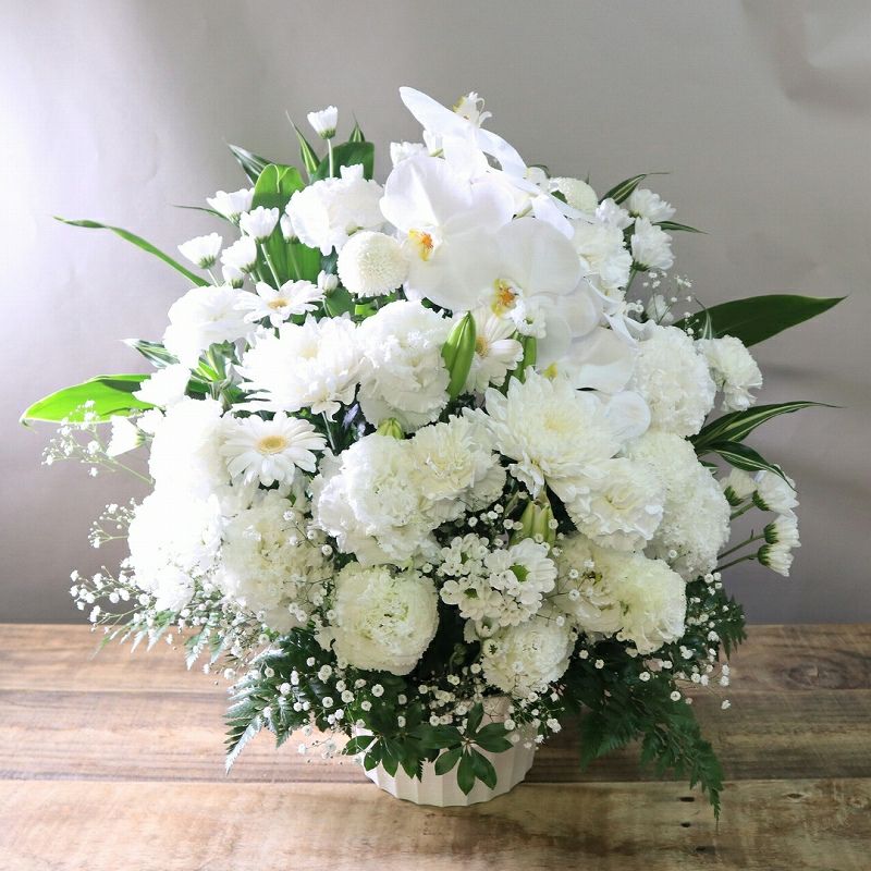 四十九日の花・49日のお供え花。家族や友人の忌明け法要、実家に贈るお供え用のアレンジメント