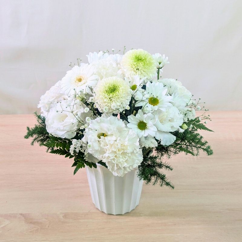 四十九日の花・49日のお供え花。家族や友人の忌明け法要、実家に贈るお供え用のアレンジメント
