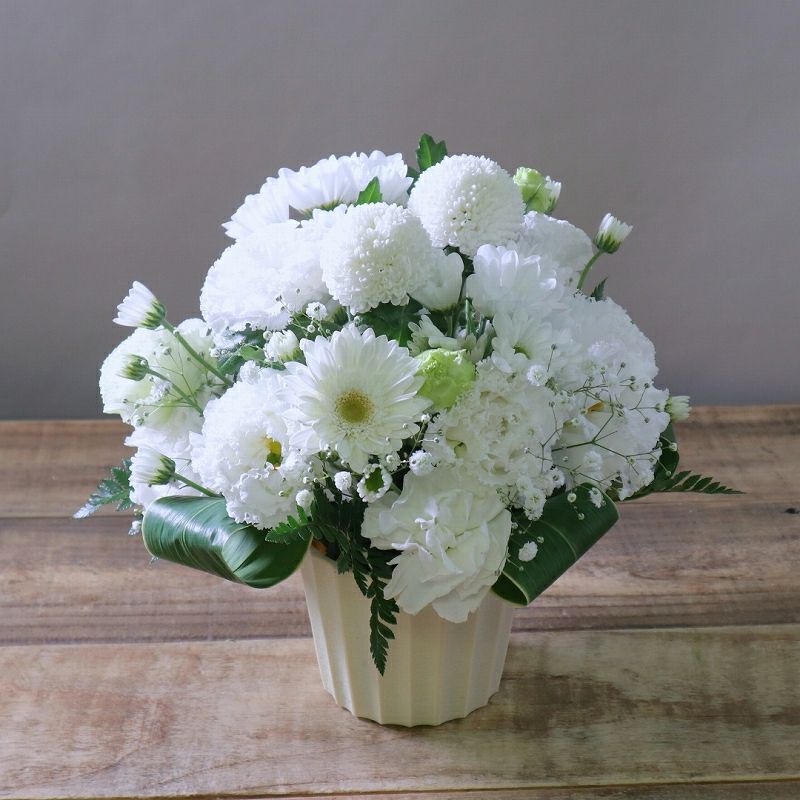 四十九日の花・49日のお供え花。家族や友人の忌明け法要、実家に贈るお供え用のアレンジメント