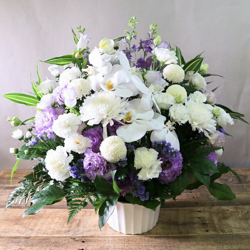 一周忌の花・1回忌のお供え花。家族や友人の忌明け法要、実家に贈るお供え用のアレンジメント