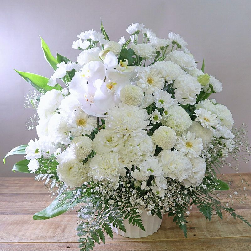 一周忌の花・1回忌のお供え花。家族や友人の忌明け法要、実家に贈るお供え用のアレンジメント