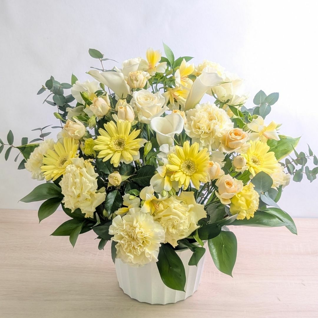 一周忌の花・1回忌のお供え花。家族や友人の忌明け法要、実家に贈るお供え用のアレンジメント