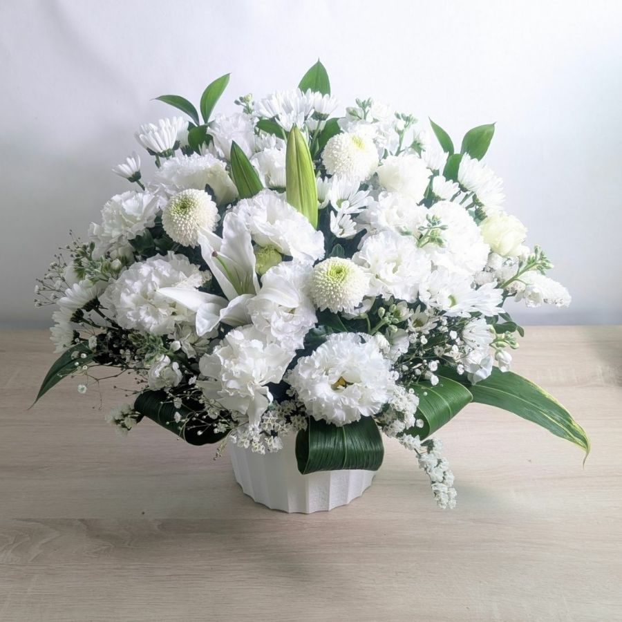 一周忌のお供え花。ご家族やご友人の一周忌法要、ご実家に贈るお供えの花です。