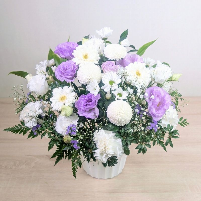 一周忌の花・1回忌のお供え花。家族や友人の忌明け法要、実家に贈るお供え用のアレンジメント
