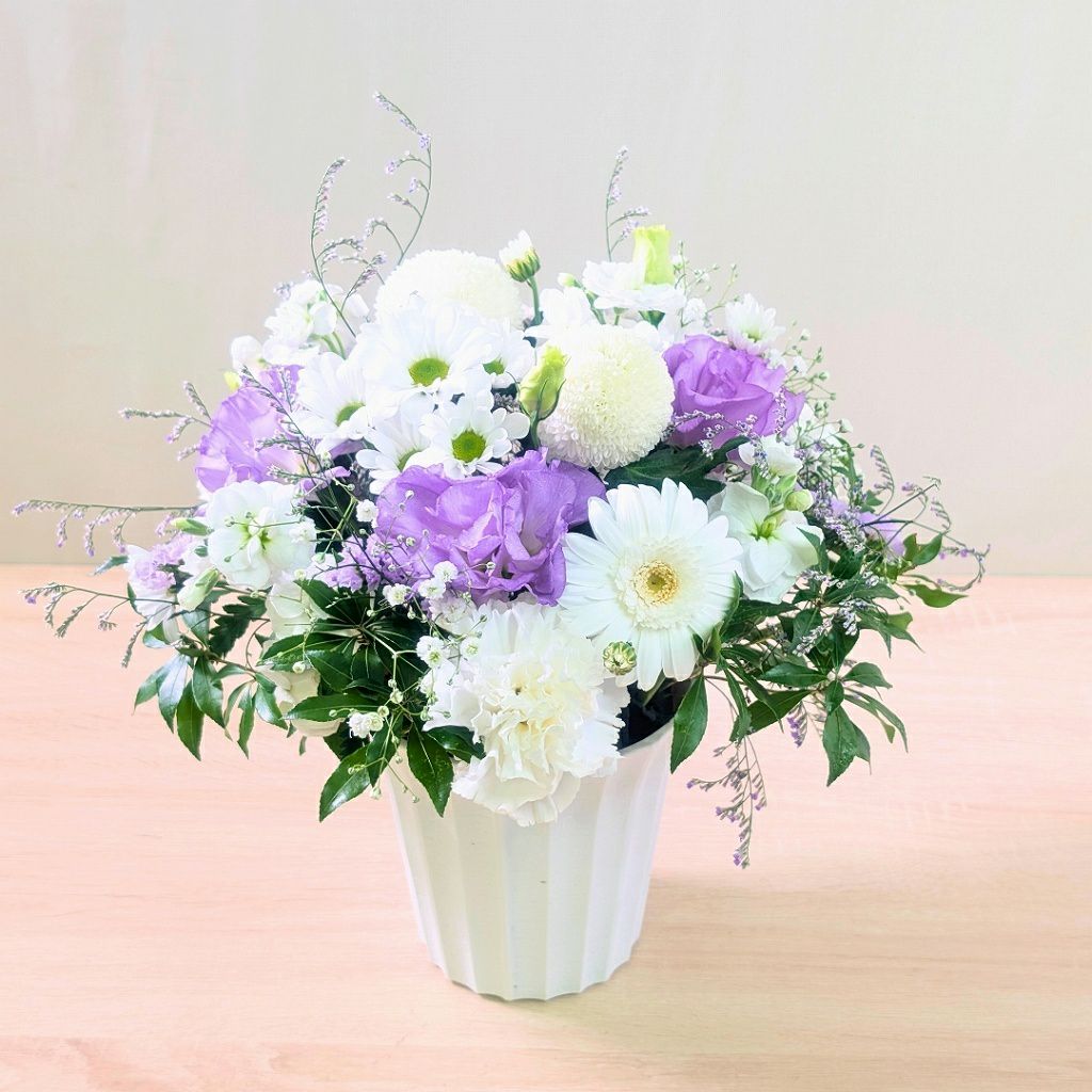 一周忌の花・1回忌のお供え花。家族や友人の忌明け法要、実家に贈るお供え用のアレンジメント