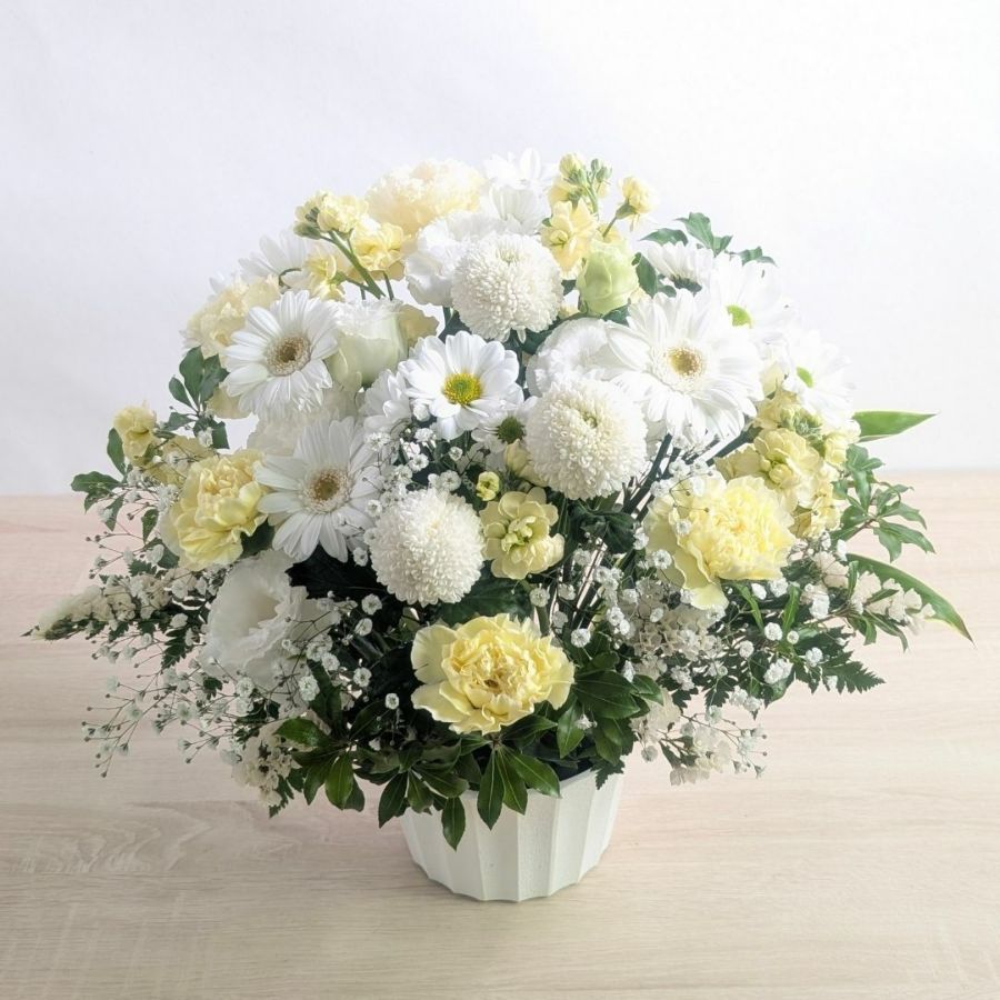 初盆の花・新盆に飾るお供え花。はじめて迎えるお盆、ご実家に贈るお供え用のアレンジメント