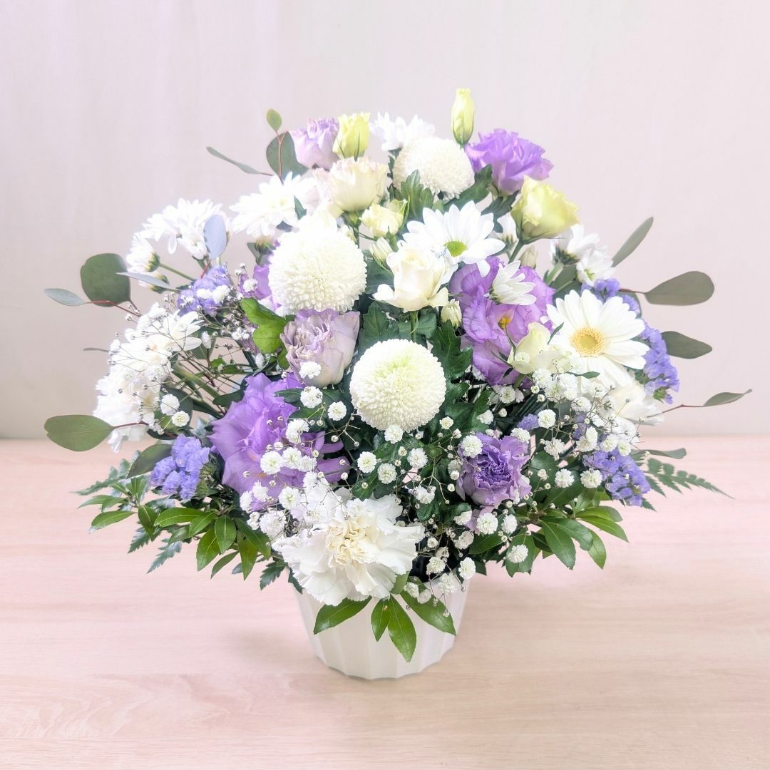 初盆の花・新盆に飾るお供え花。はじめて迎えるお盆、ご実家に贈るお供え用のアレンジメント