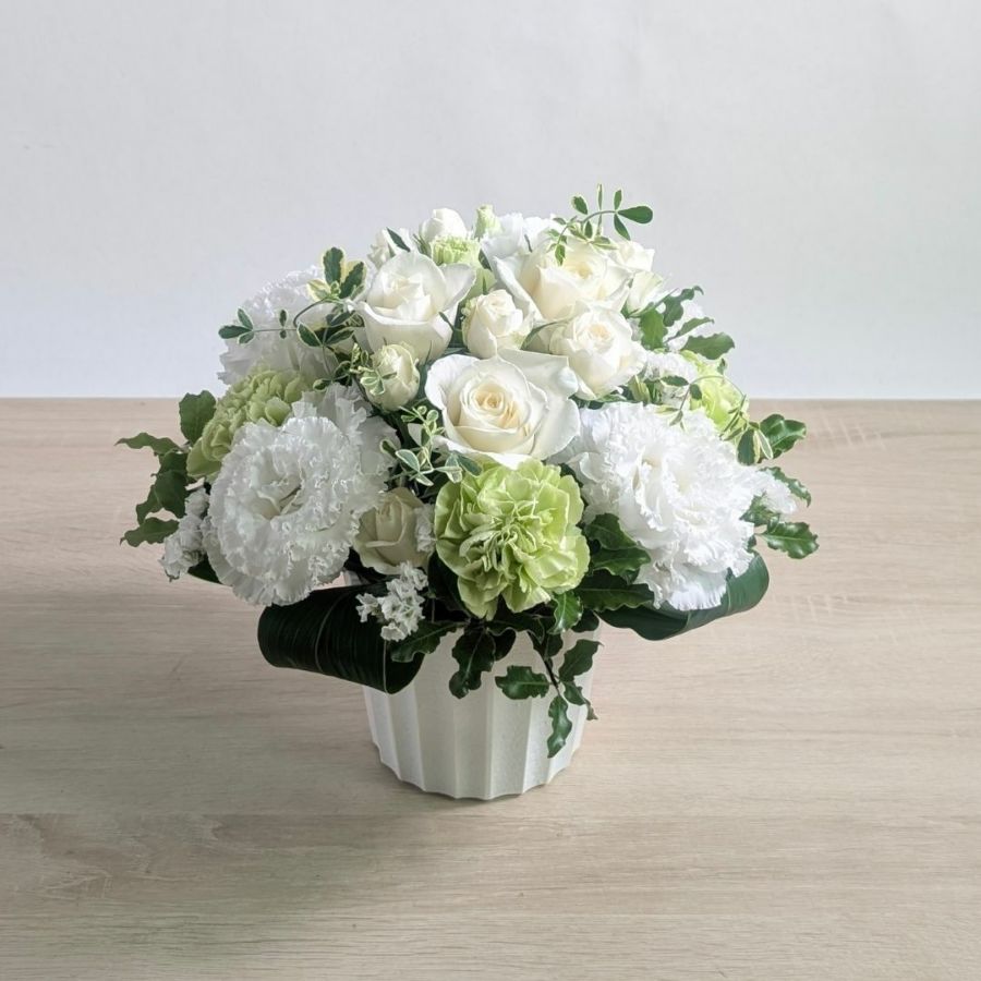 初盆の花・新盆に飾るお供え花。はじめて迎えるお盆、ご実家に贈るお供え用のアレンジメント