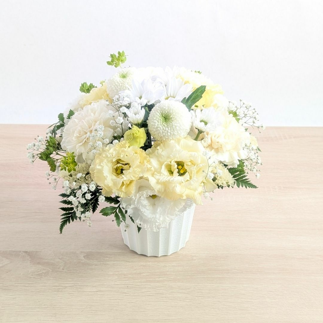 初盆の花・新盆に飾るお供え花。はじめて迎えるお盆、ご実家に贈るお供え用のアレンジメント