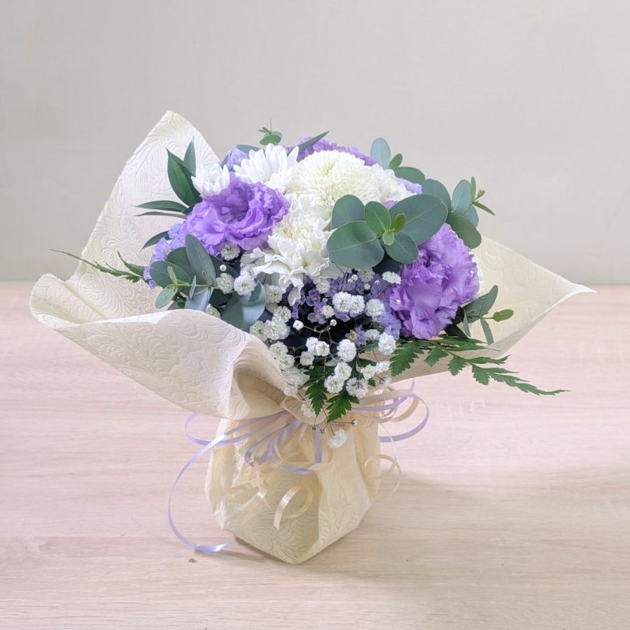 初盆の花・新盆に飾るお供え花。はじめて迎えるお盆、ご実家に贈るお供え用のアレンジメント