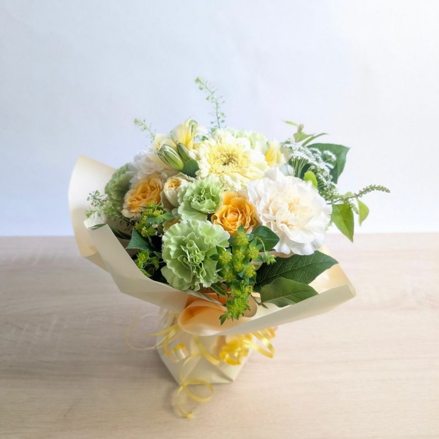 初盆、新盆のお供え花。はじめて迎えるお盆、実家の仏壇に飾るお供えの花です。
