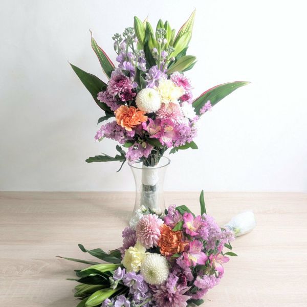 仏壇・お墓の花。お供えの一対花です。法事や仏壇に飾る、ご実家に贈るお供えの花です。