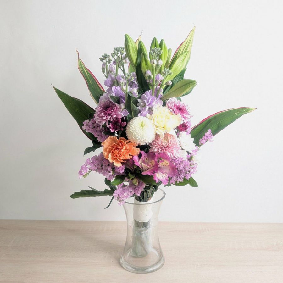 仏壇・お墓の花。お供えの一対花です。法事や仏壇に飾る、ご実家に贈るお供えの花です。