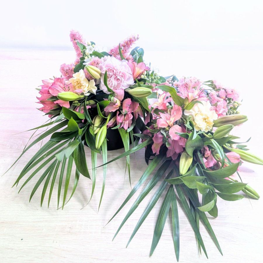 仏壇・お墓の花。お供えの一対花です。法事や仏壇に飾る、ご実家に贈るお供えの花です。