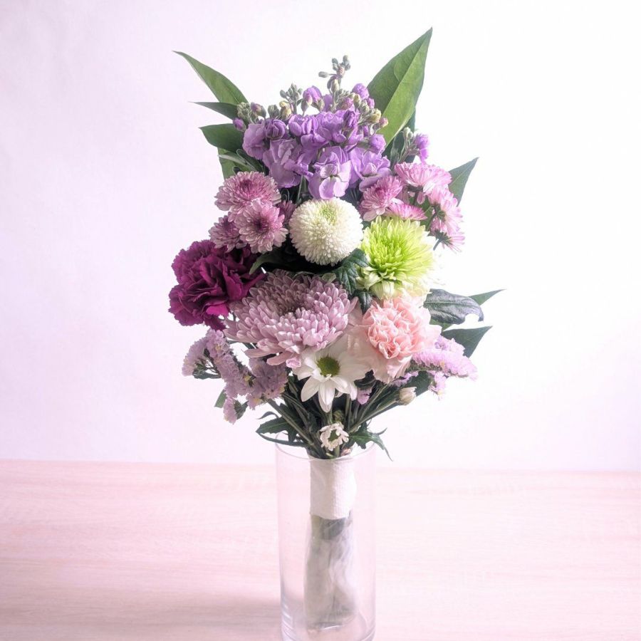 仏壇・お墓の花。お供えの一対花です。法事や仏壇に飾る、ご実家に贈るお供えの花です。