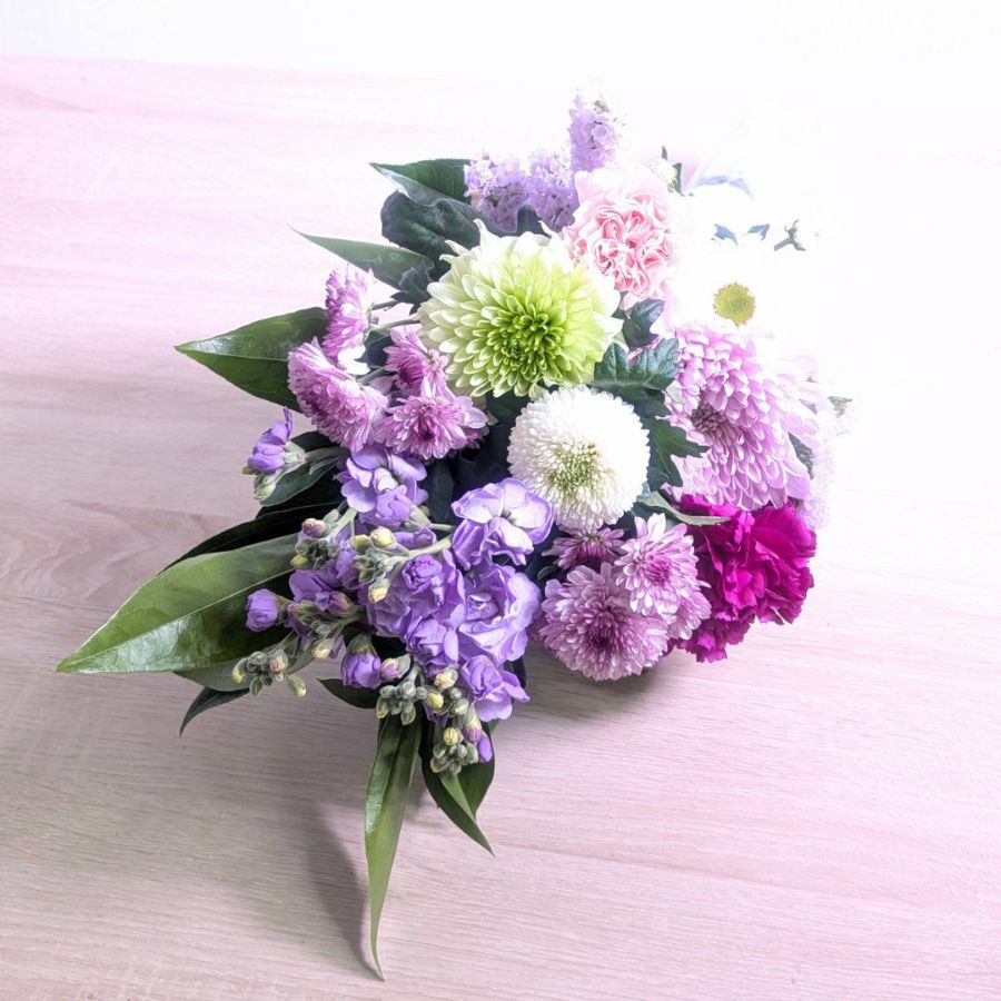 仏壇・お墓の花。お供えの一対花です。法事や仏壇に飾る、ご実家に贈るお供えの花です。