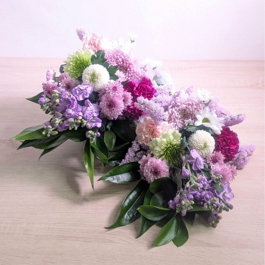 仏壇・お墓の花。お供えの一対花です。法事や仏壇に飾る、ご実家に贈るお供えの花です。