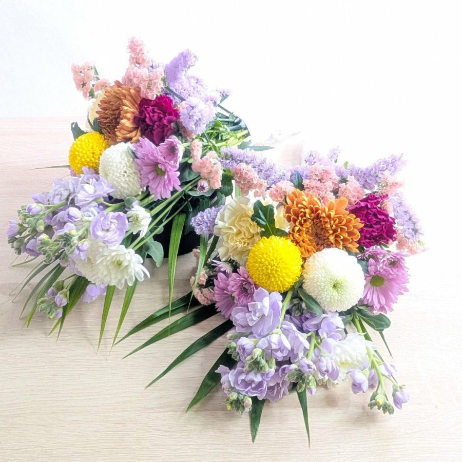 仏壇・お墓の花。お供えの一対花です。法事や仏壇に飾る、ご実家に贈るお供えの花です。