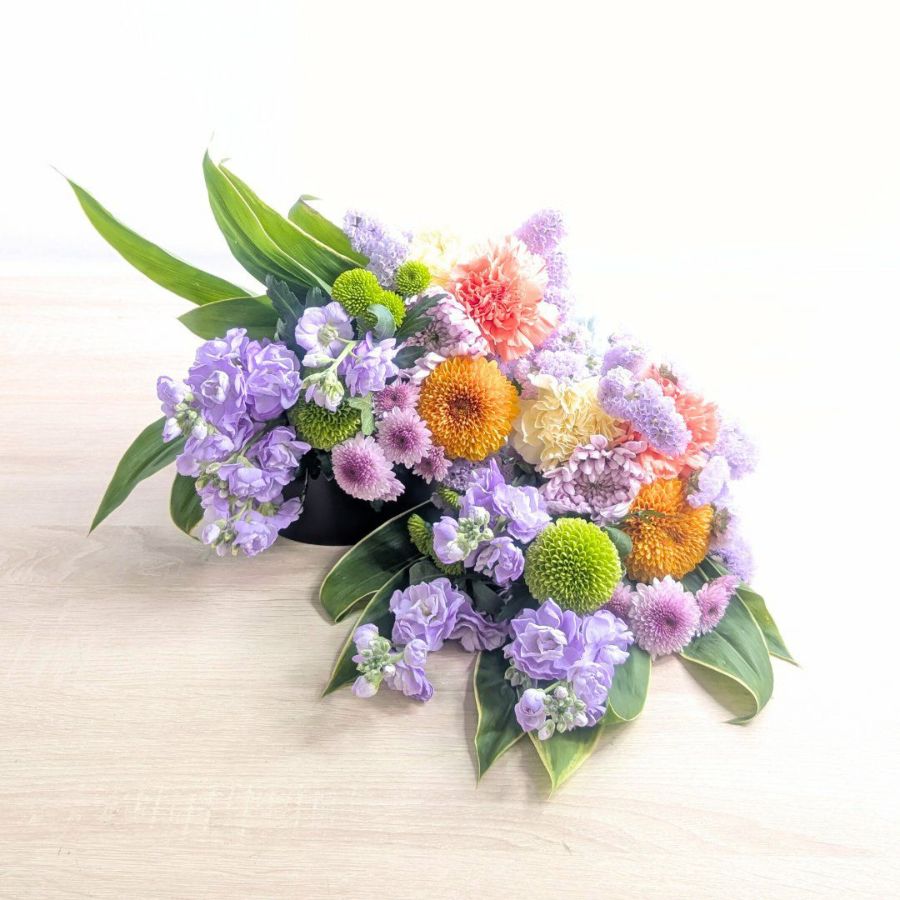 仏壇・お墓の花。お供えの一対花です。法事や仏壇に飾る、ご実家に贈るお供えの花です。