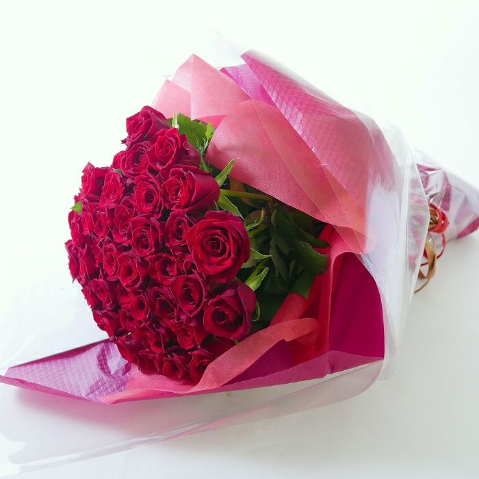 記念の数で贈るバラの花束。50歳、結婚50周年、金婚式に50本のバラを贈ります。