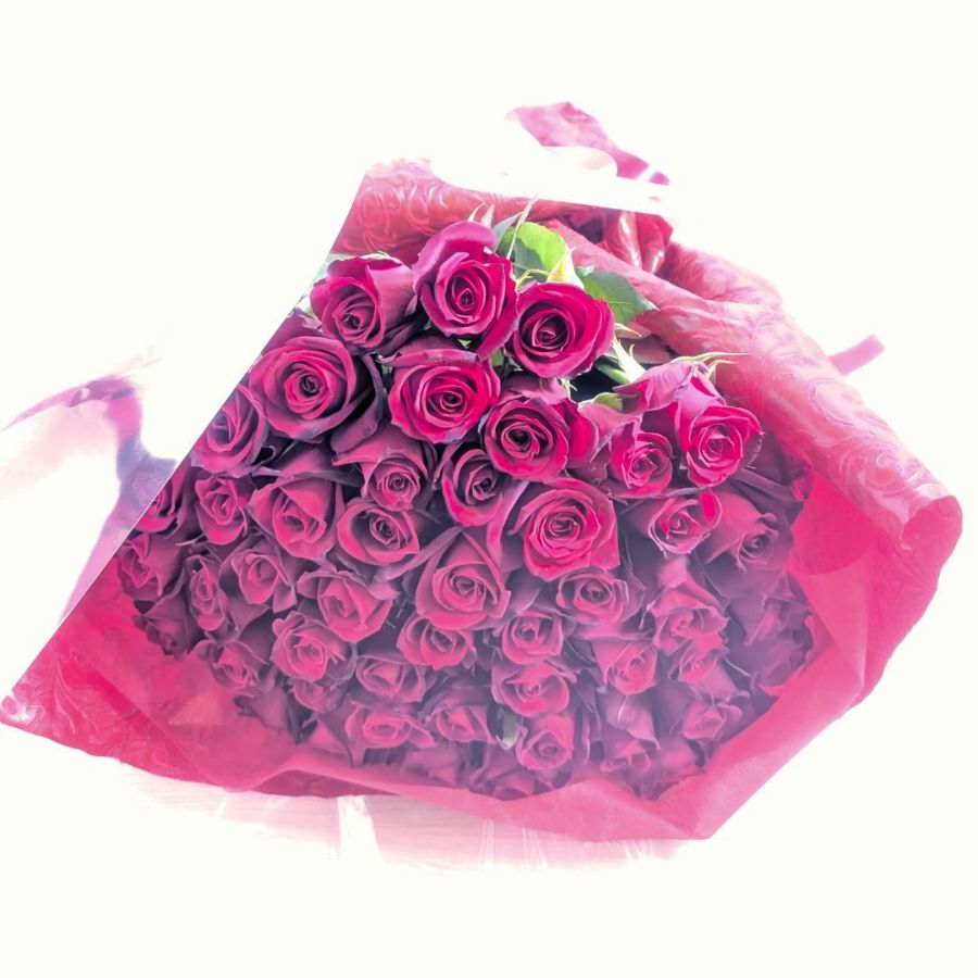 記念の数で贈るバラ。100本のバラの花言葉は「100パーセントの愛」