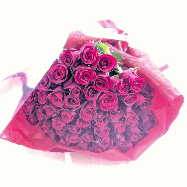 記念の数で贈るバラ。100本のバラの花言葉は「100パーセントの愛」