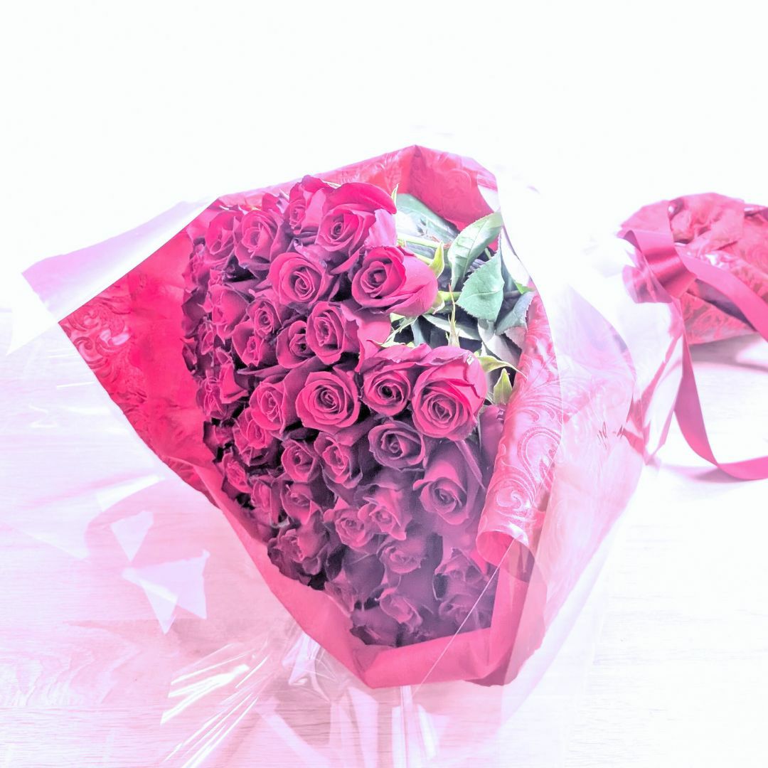 プロポーズ、結婚記念日、誕生日に。記念の数で贈るバラ。100本のバラの花言葉は「100パーセントの愛」
