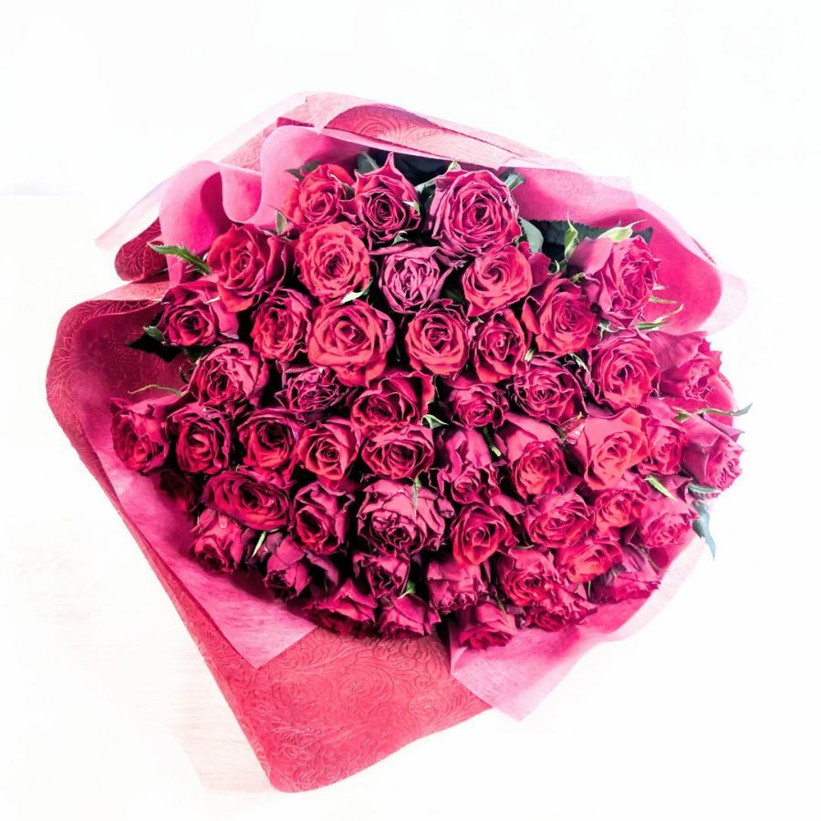 プロポーズ、結婚記念日、誕生日に。記念の数で贈るバラ。100本のバラの花言葉は「100パーセントの愛」