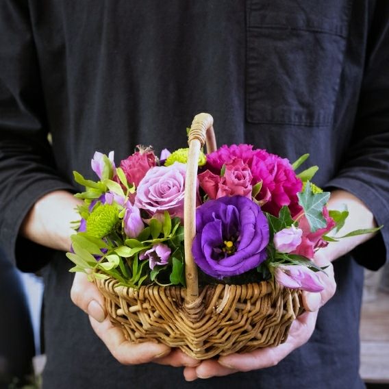 お花のバスケット・フラワーギフト。生花のアレンジメント。喜ばれるおしゃれな花ギフト