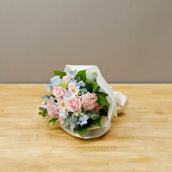 青い花のギフト。青い花の花束・アレンジメント。青色で贈る生花のフラワーギフト
