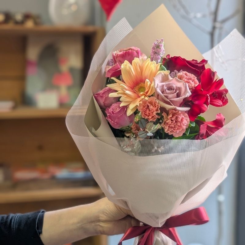 青い花のギフト。青い花の花束・アレンジメント。青色で贈る生花のフラワーギフト