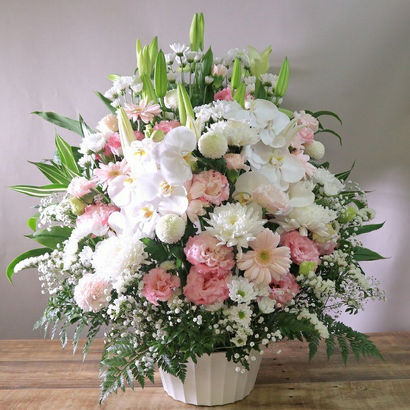 いつでも贈れるお供えの花。急な訃報、命日、一周忌、三回忌に送る生花、お供えアレンジメント