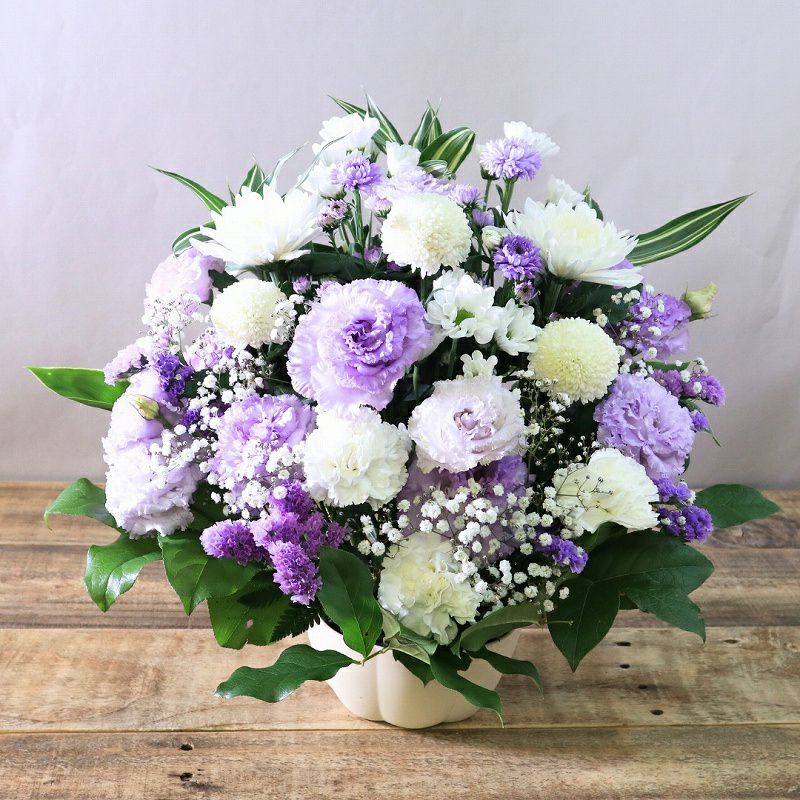 いつでも贈れるお供えの花。急な訃報、命日、一周忌、三回忌に送る生花、お供えアレンジメント