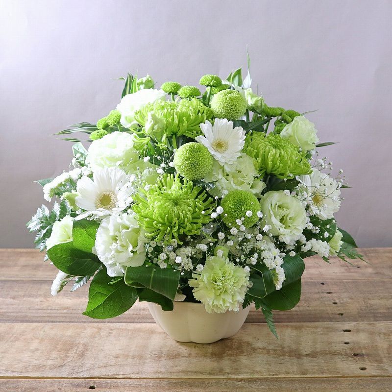 いつでも贈れるお供えの花。急な訃報、命日、一周忌、三回忌に送る生花、お供えアレンジメント