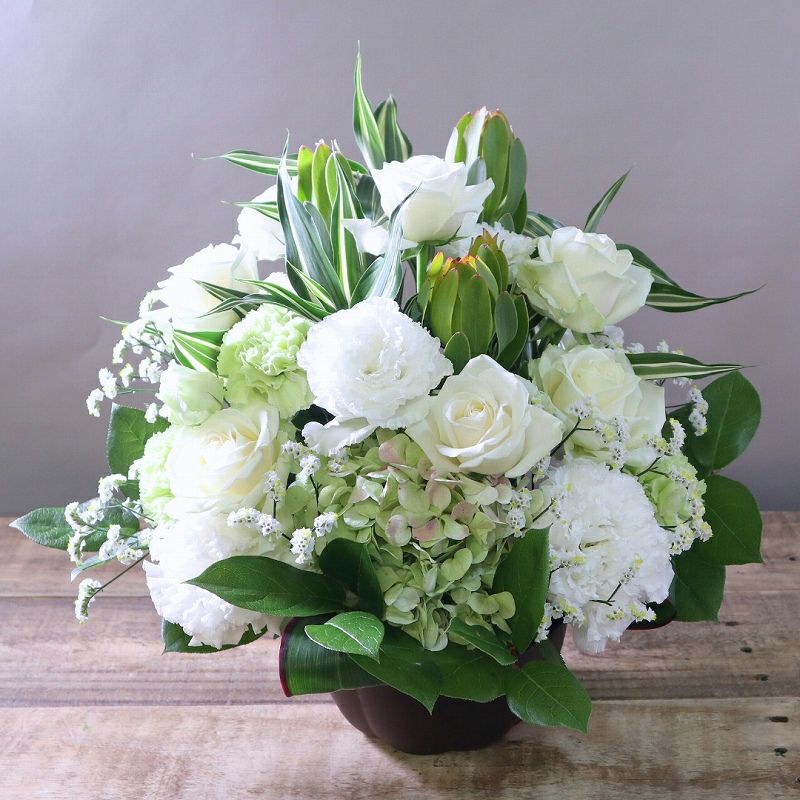 いつでも贈れるお供えの花。急な訃報、命日、一周忌、三回忌に送る生花、お供えアレンジメント