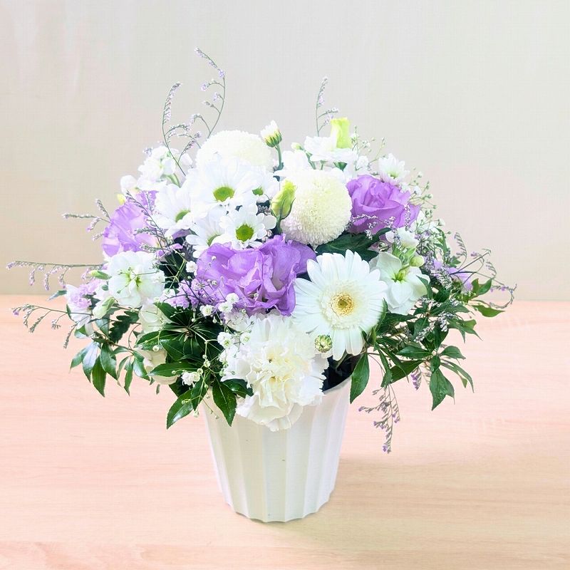 いつでも贈れるお供えの花。急な訃報、命日、一周忌、三回忌に送る生花、お供えアレンジメント
