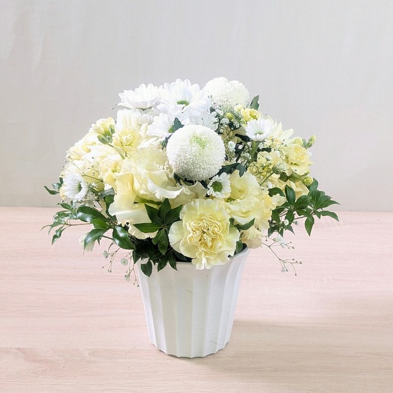 いつでも贈れるお供えの花。急な訃報、命日、一周忌、三回忌に送る生花、お供えアレンジメント