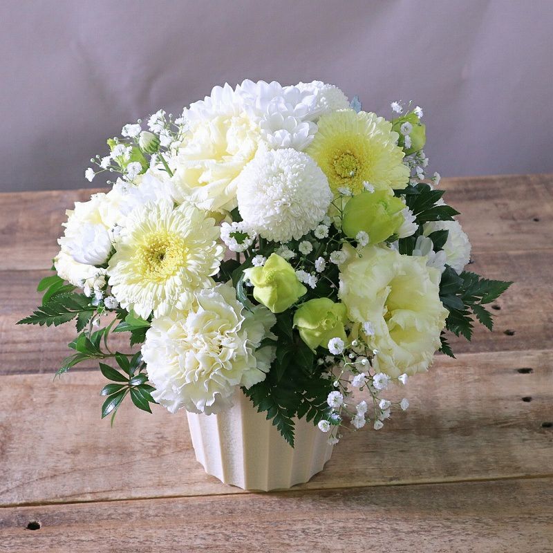 いつでも贈れるお供えの花。急な訃報、命日、一周忌、三回忌に送る生花、お供えアレンジメント