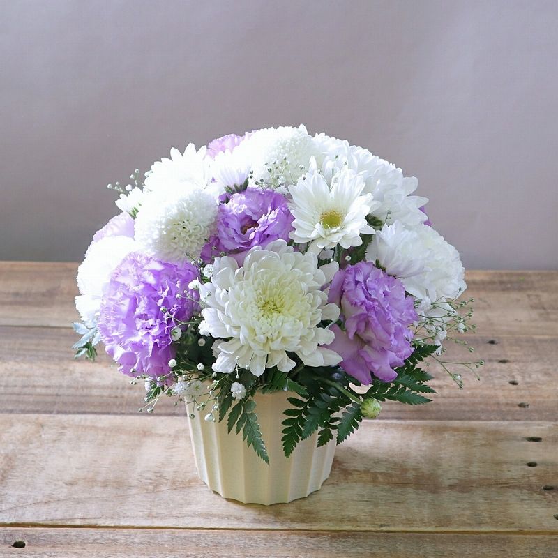 いつでも贈れるお供えの花。急な訃報、命日、一周忌、三回忌に送る生花、お供えアレンジメント