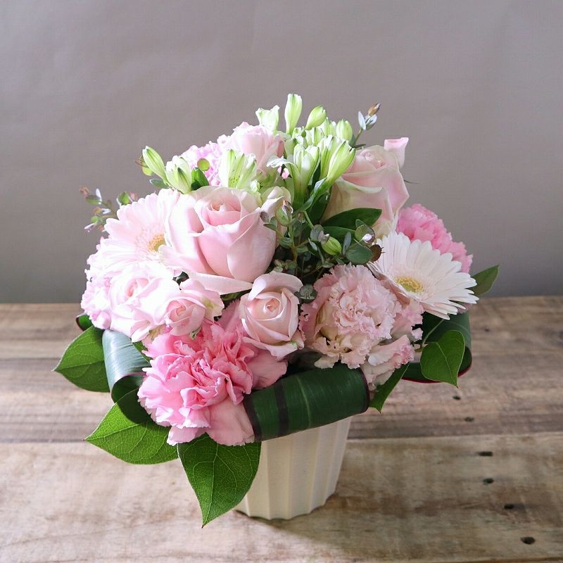 いつでも贈れるお供えの花。急な訃報、命日、一周忌、三回忌に送る生花、お供えアレンジメント