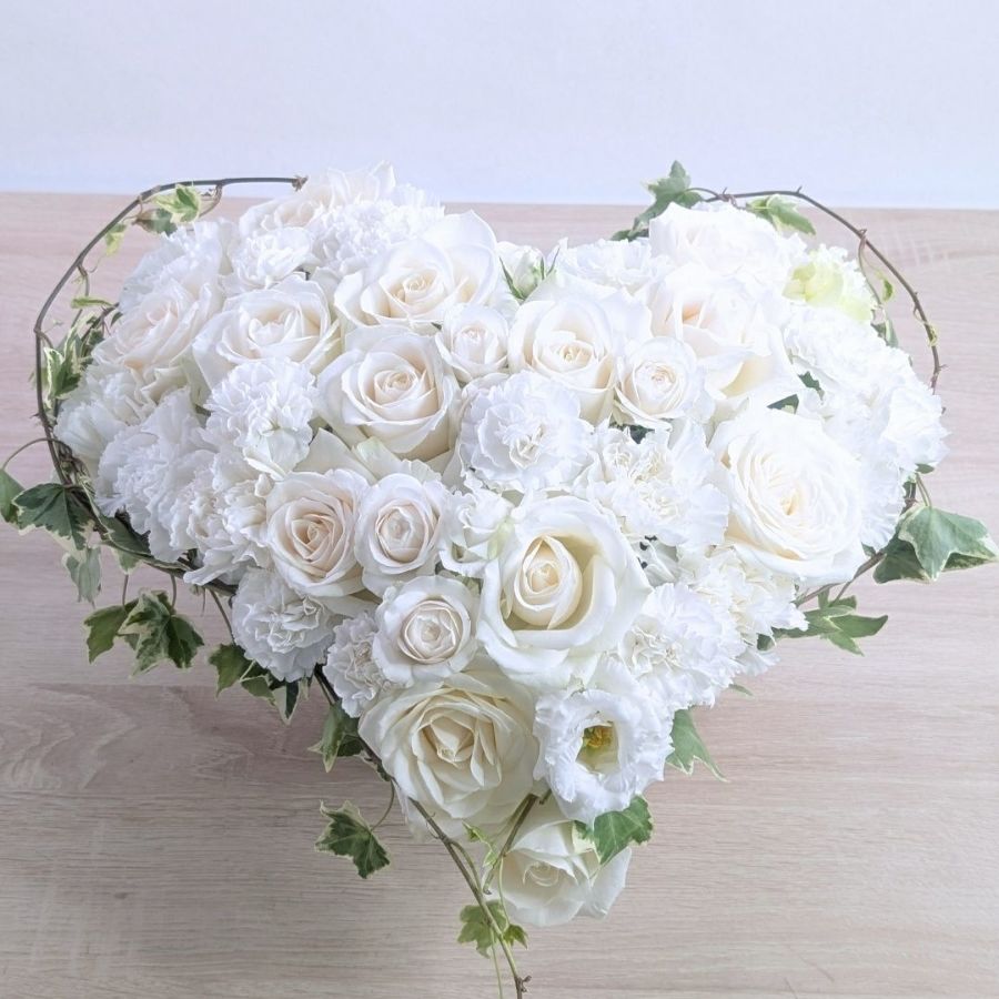 生花で贈るハート型アレンジメント。送って喜ばれるお花のギフト、フラワーギフト