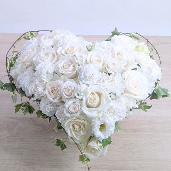 白色の花束、アレンジメント。フラワーギフトです。