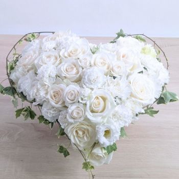 生花で贈るハート型アレンジメント。送って喜ばれるお花のギフト、フラワーギフト