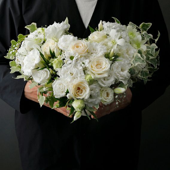 生花で贈るハート型アレンジメント。送って喜ばれるお花のギフト、フラワーギフト