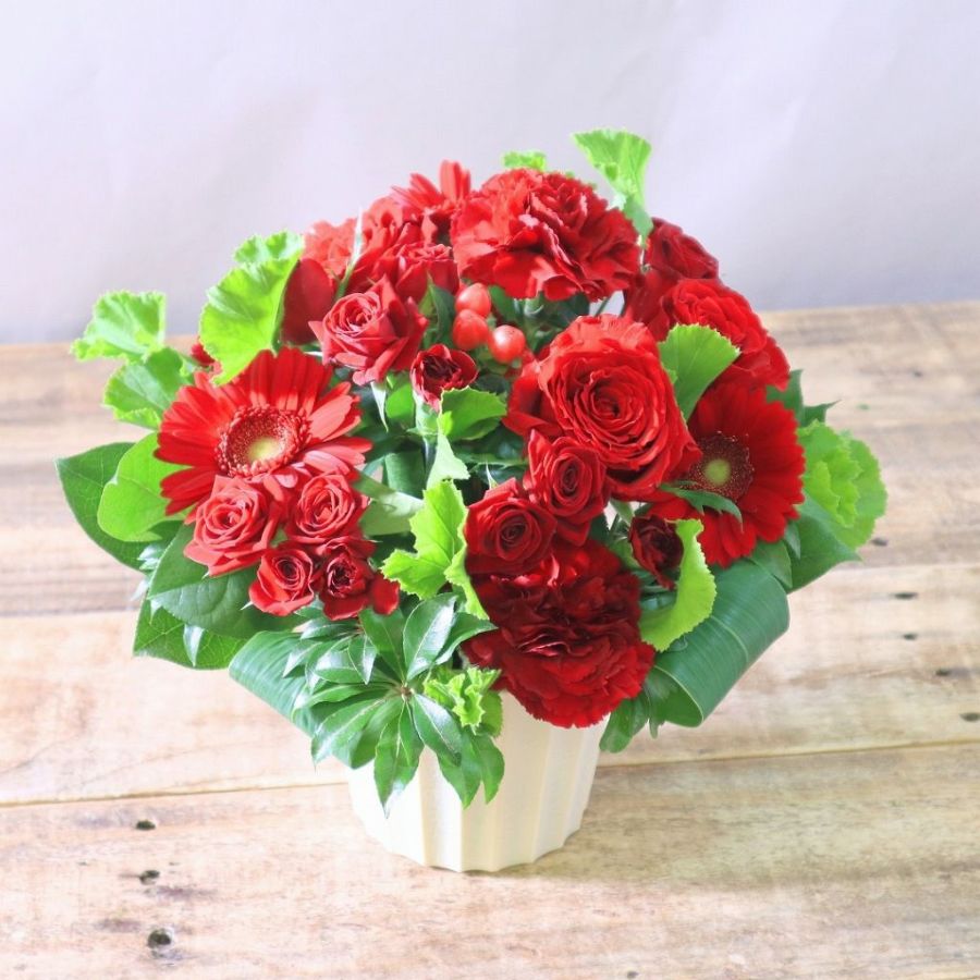 おしゃれな花　かわいいアレンジメント。お祝いに贈る、小さめなお花のプレゼントです。