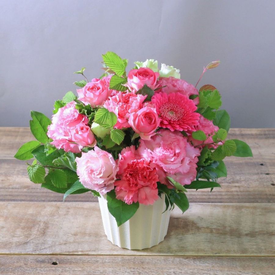 おしゃれな花　かわいいアレンジメント。お祝いに贈る、小さめなお花のプレゼントです。