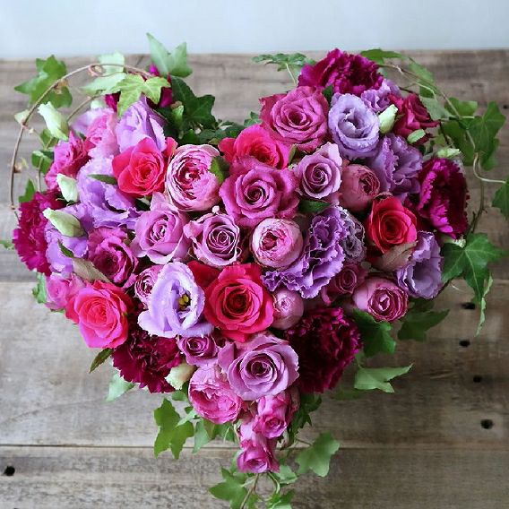 ハートの形の花束、お花のアレンジメント。結婚祝い、誕生日祝いに人気です。