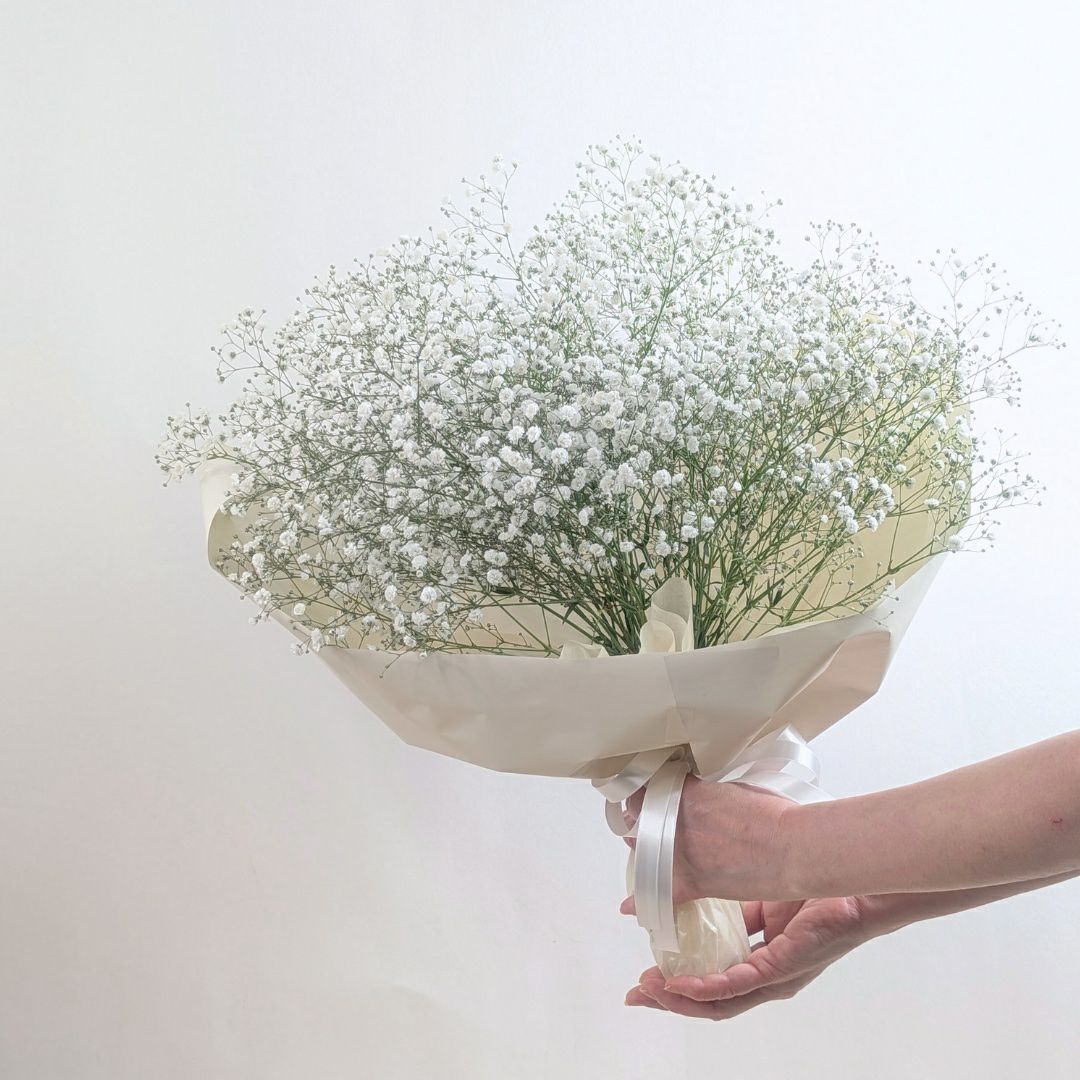 カスミソウの花束、ブーケの贈りもの。カスミソウの花束は「無垢」。